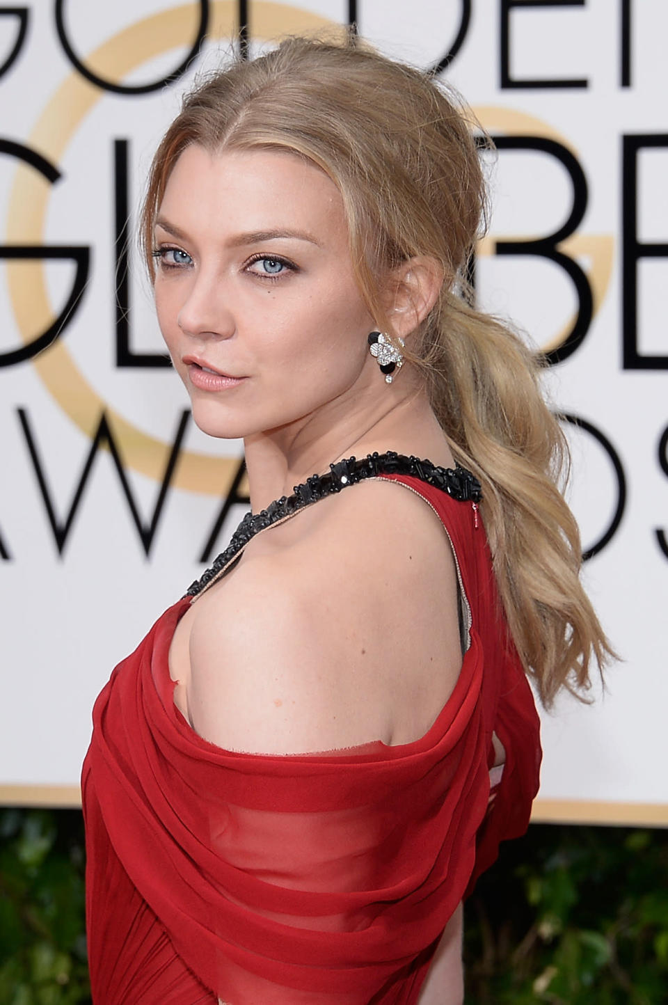 <p><i>Game of Thrones</i> stars have a great night, and Natalie Dormer’s messy ponytail and beach waves look sunny and elegant. <i>(Photo: Getty Images)</i></p>