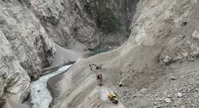 中橫流芳橋持續落石  最快5/2中午才通行 台8線中橫公路因強震受損嚴重，174.1公里處流芳橋 路段因持續性落石封閉，搶修團隊1日進場又遇邊坡 岩屑坍滑、中斷道路，預計最快2日中午才能開放通 行。 （東區養護工程分局提供） 中央社記者張祈傳真  113年5月1日 