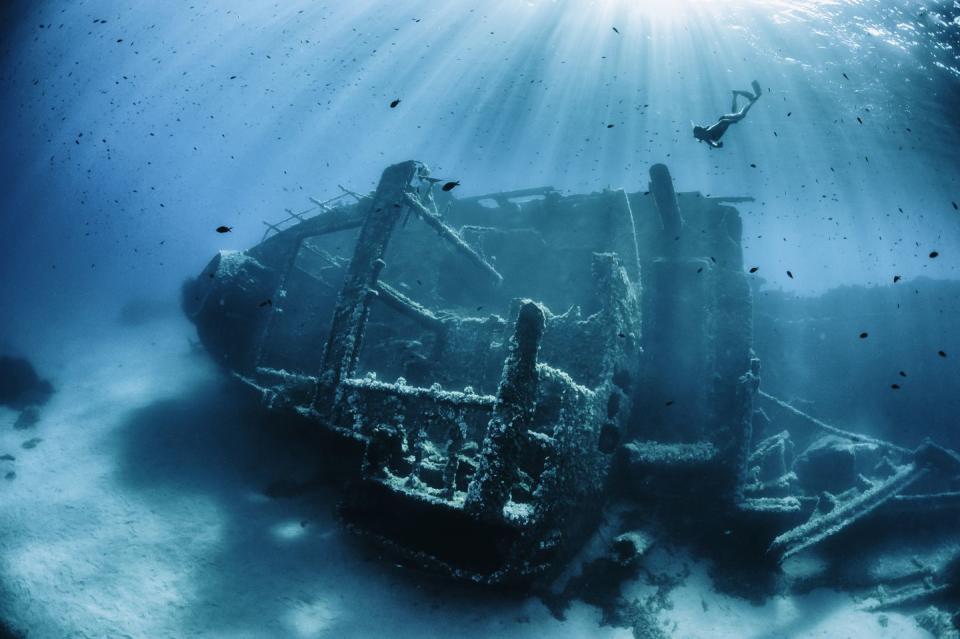 15 Mesmerizing Photos of Underwater Shipwrecks