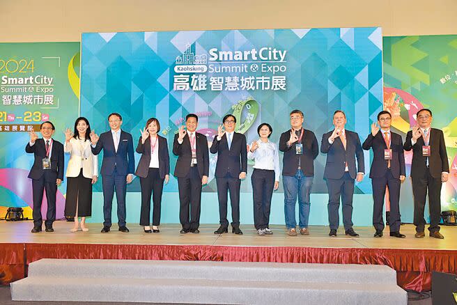 高雄市長陳其邁（中）21日出席「2024高雄智慧城市展」開幕典禮，向各國貴賓介紹發展智慧城市及推動城市淨零排放的經驗。（洪浩軒攝）