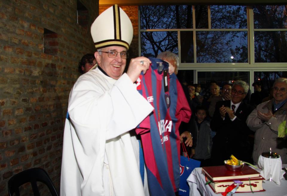 El papa Francisco, entonces cardenal Bergoglio, con la camiseta del San Lorenzo, el 24 de mayo de 2011 en Buenos Aires