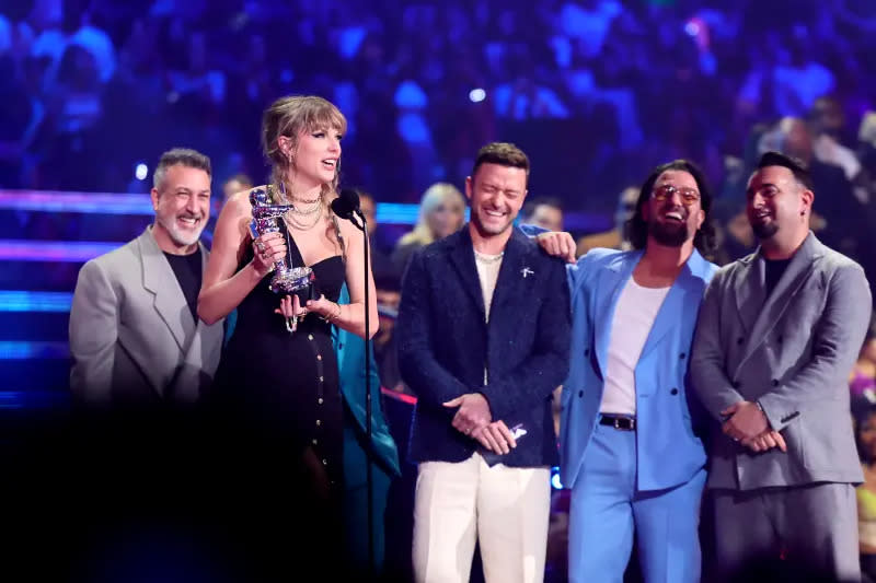 ▲▼泰勒絲（上圖前排左一、下圖）是本屆MTV音樂錄影帶大獎大贏家。（圖／翻攝MTV推特）