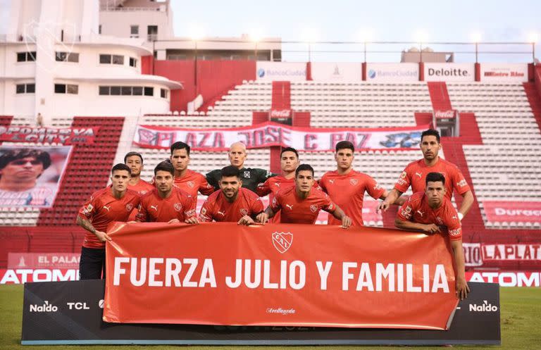 El domingo, el plantel de Independiente posó con una bandera de apoyo al entrenador, Julio César Falcioni. Su mujer, Ada, falleció hoy.