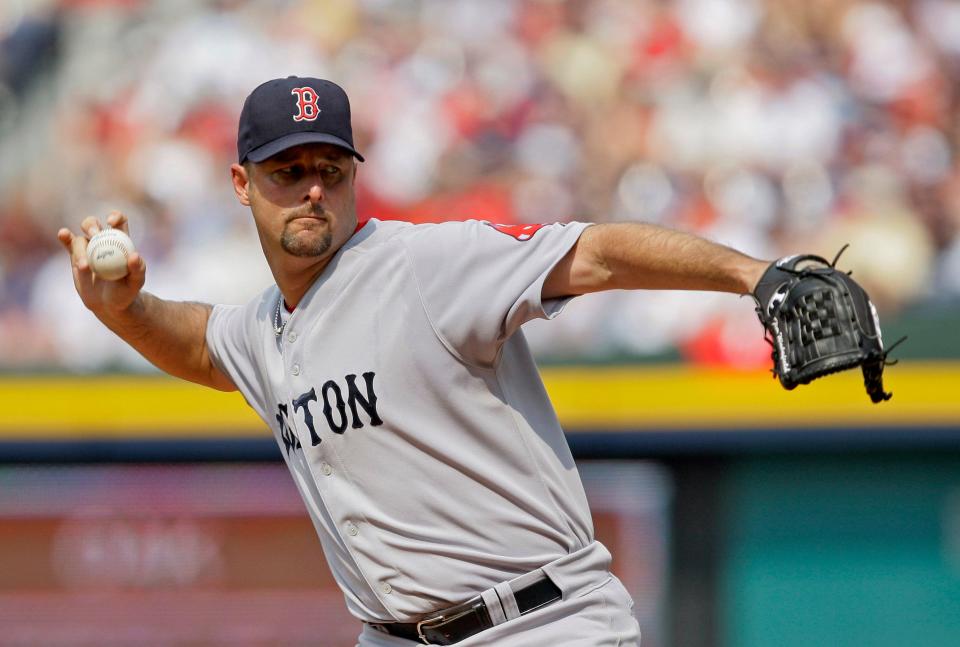 FILE - Boston Red Sox starter Tim Wakefield against the Atlanta Braves in Atlanta, June 27, 2009. Wakefield, the knuckleballing workhorse of the Red Sox pitching staff has died. He was 57. The Red Sox announced his death in a statement Sunday, Oct. 1 2023,