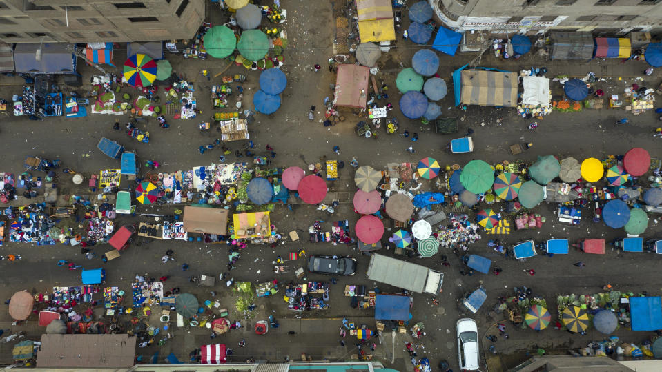 Vista aérea del mercado La Parada, en el que se distinguen carpas y sombrillas de los puestos, en el distrito La Victoria, en medio de la pandemia del nuevo coronavirus en Perú, el martes 23 de junio de 2020. (AP Foto/Rodrigo Abd)