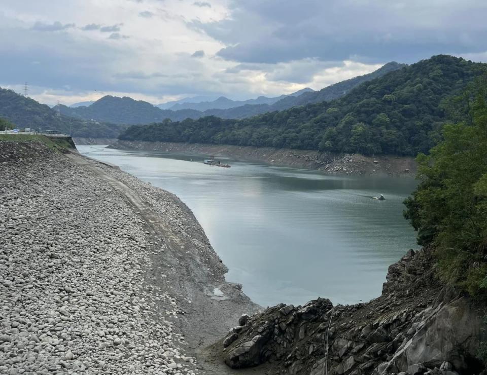 這波鋒面過境帶來雷雨，石門水庫蓄水率仍低於三成。（圖：民眾提供）