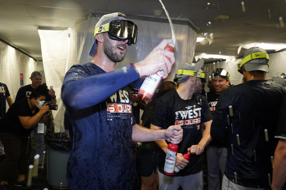 Los jugadores de los Astros de Houston celebran tras derrotar a los Rays de Tampa Bay, asegurando el título de la División Oeste de la Liga Americana, el 19 de septiembre de 2022, en San Petersburgo, Florida. (AP Foto/Chris O'Meara)