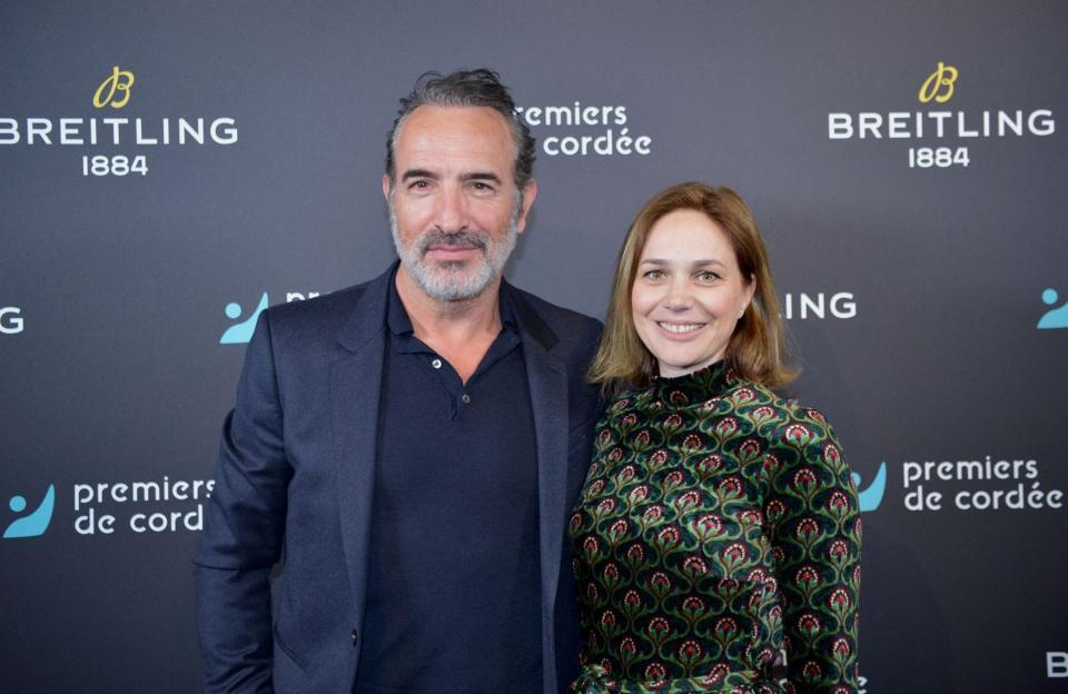 Jean Dujardin et Nathalie Péchalat, duo complice à Paris face à Clovis Cornillac