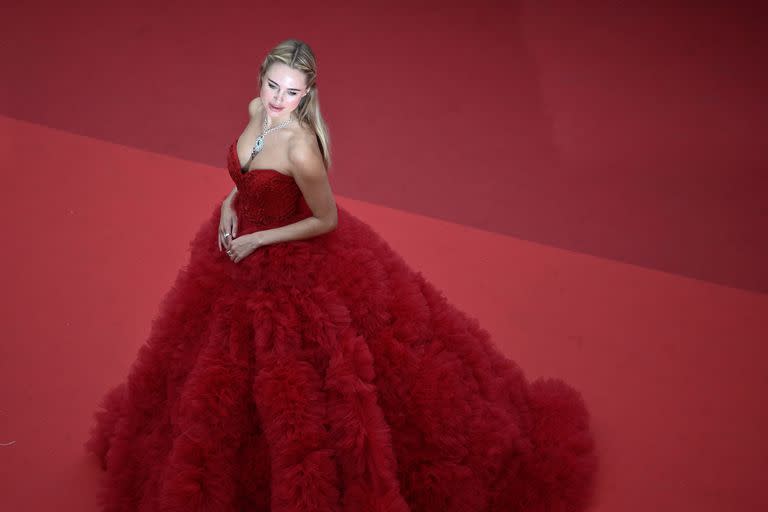 La diseñadora británica Kimberley Garner en la alfombra roja de Les Amandiers