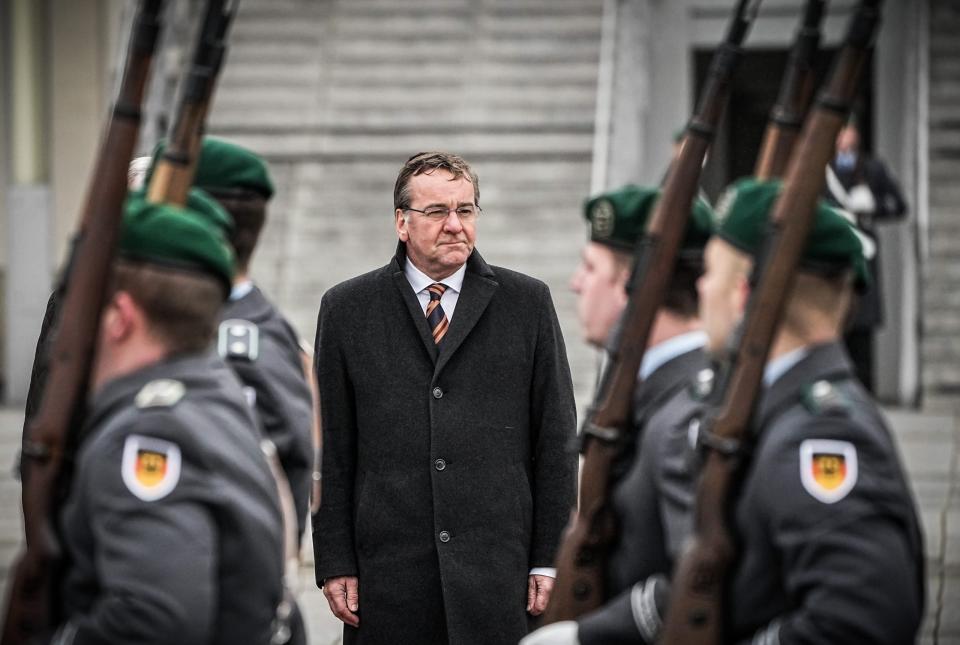 Boris Pistorius (SPD), Verteidigungsminister, steht beim Empfang mit militärischen Ehren am Bundesministerium der Verteidigung. - Copyright: picture alliance/dpa | Michael Kappeler