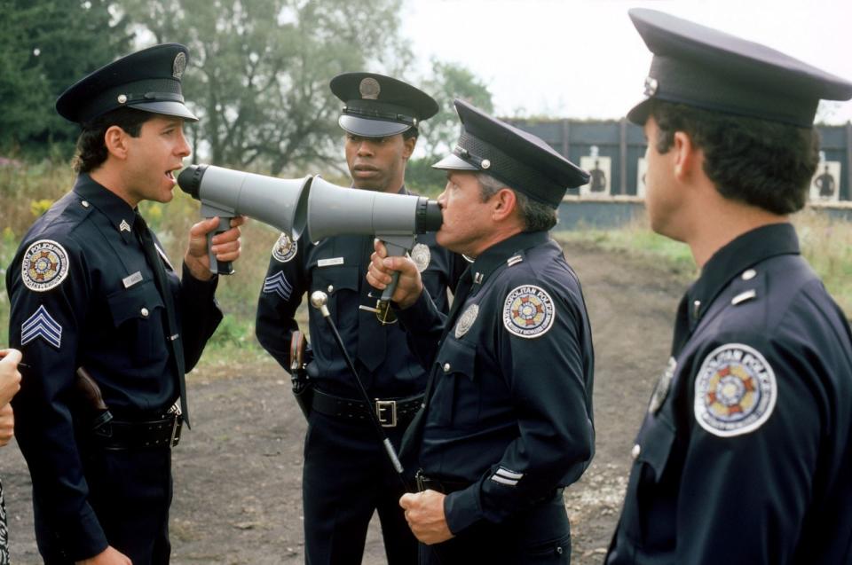 Immer wieder gesendet und gern gesehen: Am 1. Mai zeigt Kabel eins einmal mehr die komplette "Police Academy"-Reihe. In den 80er-Jahren machte die Komödienreihe ihre Darsteller und Darstellerinnen zu Kultstars. Was Mahoney (Steve Guttenberg, links) und Co. heute treiben, zeigt die Galerie ... (Bild: Warner Bros.)