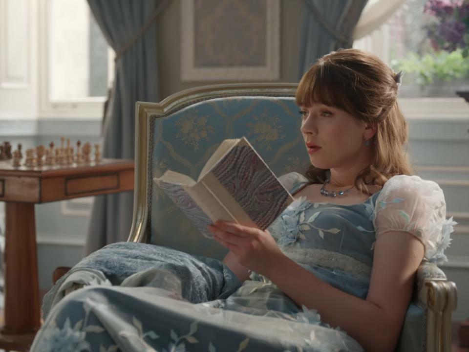 Eloise reading in Bridgerton season 3