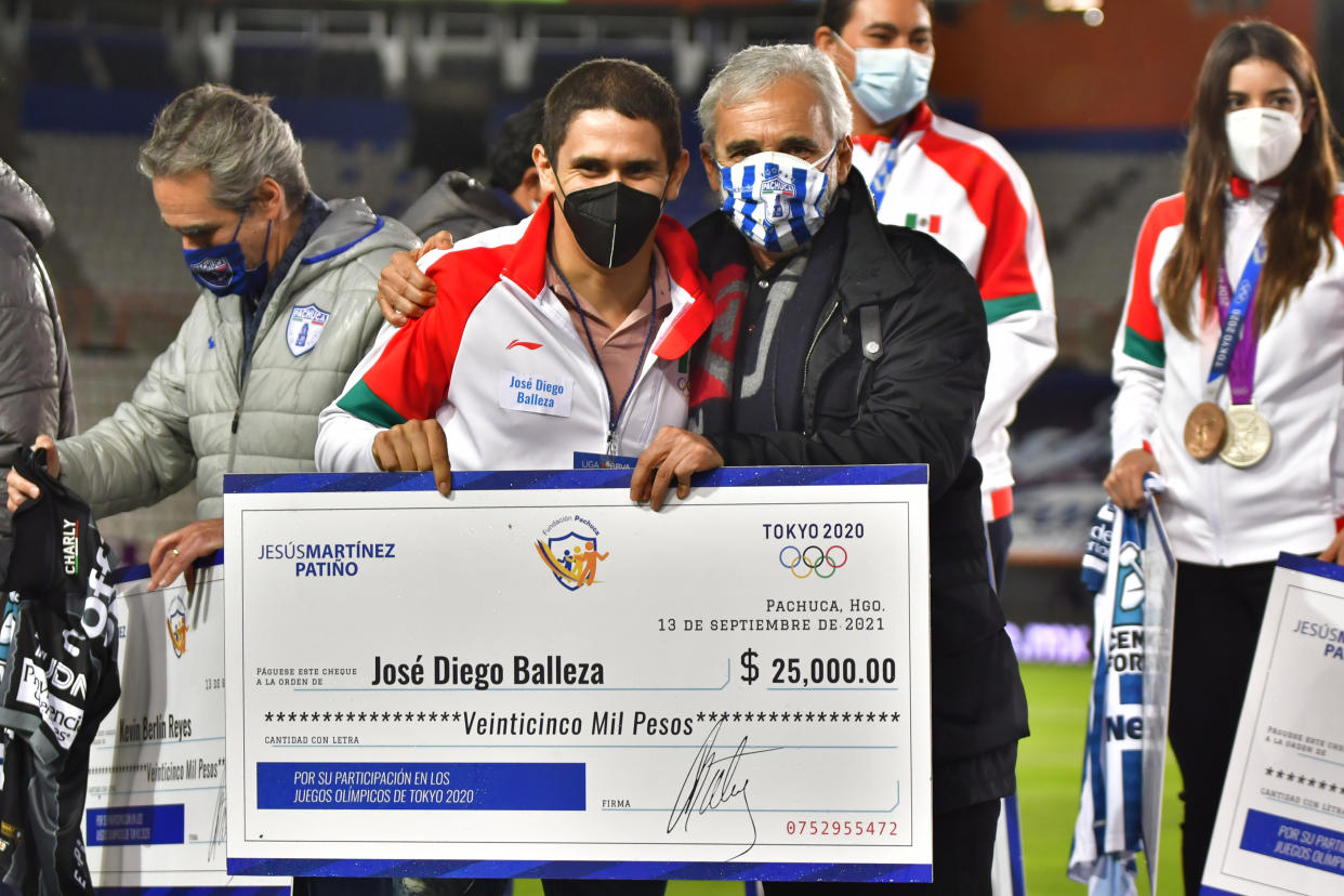 Diego Balleza recibiendo un reconocimiento en el Estadio Hidalgo de Pachuca por su participación en Tokio 2021. (Jaime Lopez/Jam Media/Getty Images)