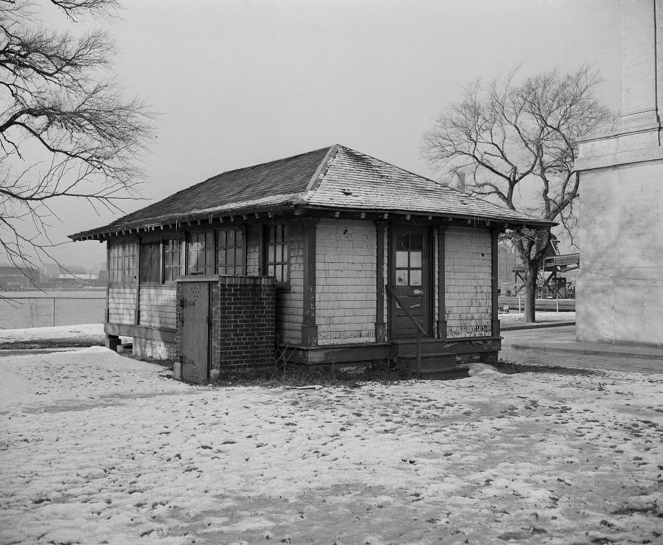 <p>North Brother Island es una de las dos islas abandonadas situadas en el East River de la ciudad de Nueva York, entre el Bronx continental y la isla Rikers. En sus 8 hectáreas, la isla albergaba hospitales e instalaciones médicas para quienes padecían enfermedades contagiosas, como la viruela y la lepra.</p> <p>Fue abandonada en 1963 después de un fallido intento de usar las instalaciones como centro de rehabilitación de drogas. Es ilegal visitar North Brother Island sin permiso de la ciudad porque se encuentra en ruinas y porque ahora es un santuario de aves silvestres.</p> <p>La imagen del 16 de enero de 1948 muestra la cabaña donde vivía Mary Mallon, portadora de fiebre tifoidea, conocida como "Typhoid Mary". (Foto AP)</p> 