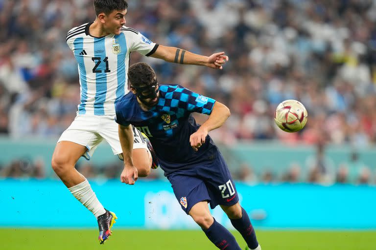 Paulo Dybala en acción durante el partido de la Argentina vs Croacia, en el estadio Lusail
