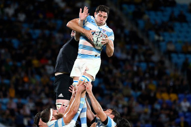 Guido Petti Pagadizábal le gana un line out al neozelandés Brodie Retallick, que actuará este sábado en el estadio Malvinas Argentinas; el segunda línea argentino es un histórico de la selección, pero estuvo inactivo en la temporada por una lesión considerable.