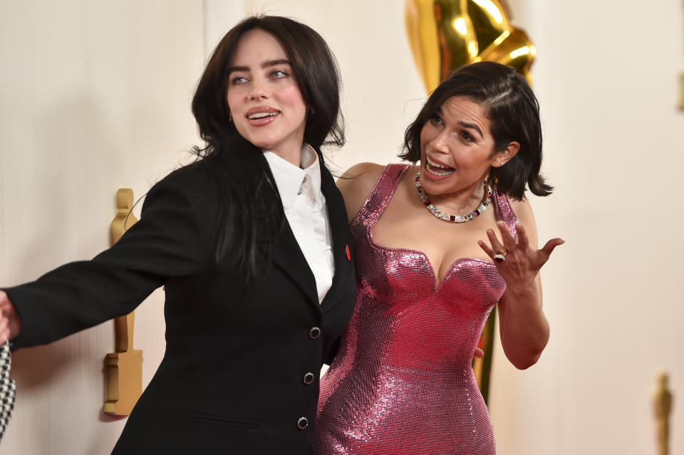 Billie Eilish y  América Ferrera en la alfombra roja de los Oscar 2024