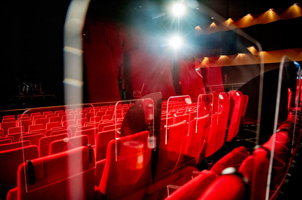 Un teatro en Países Bajos con particiones de plexiglass entre los asientos