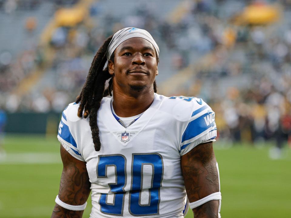 Jamaal Williams warms up for a game against the Green Bay Packers.