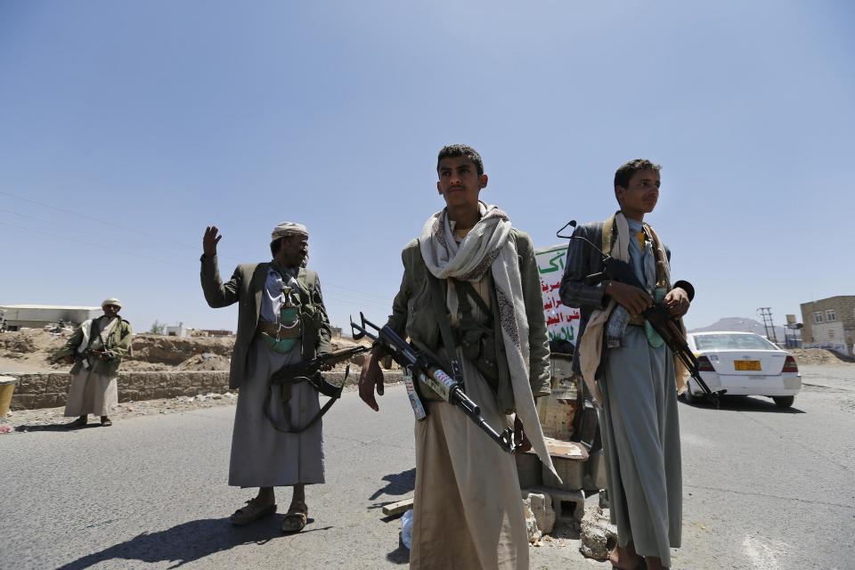 Shi'ite Houthi rebels man a checkpoint they set up along a street in Sanaa September 21, 2014. Shi'ite Houthi rebels and government forces fought for a fourth straight day in the Yemeni capital, residents said, despite the announcement of a U.N.-brokered agreement due to be signed later on Sunday. (REUTERS/Khaled Abdullah)