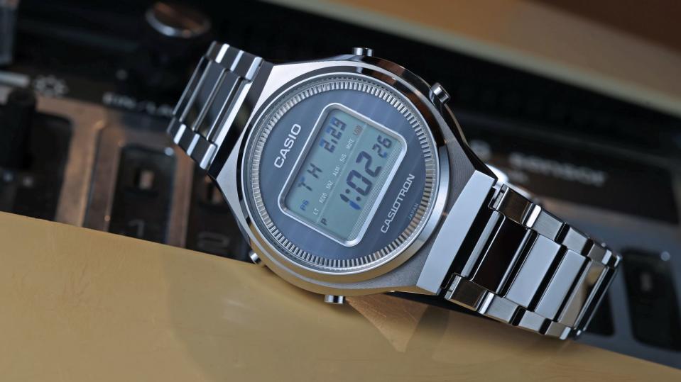 慶祝製錶歷史邁入五十週年，CASIO復刻了1974年第一款Casiotron，設計承襲當年造型，並且賦予現代的科技規格。限量4,000只，定價NT$15,500。