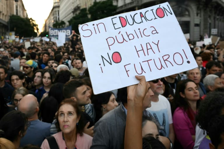 Cientos de personas en una marcha de protesta por el ajuste presupuestario de las universidades públicas en Buenos Aires el 23 de abril de 2024 (Luis ROBAYO)