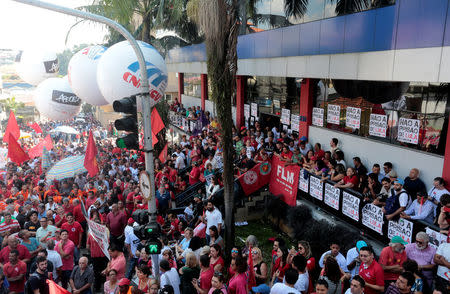 Supporters of former Brazilian President Luiz Inacio Lula da Silva protest against sentencing Lula to serve a 12-year prison sentence for corruption, in front of the metallurgic trade union in Sao Bernardo do Campo, Brazil April 6, 2018. REUTERS/Leonardo Benassatto