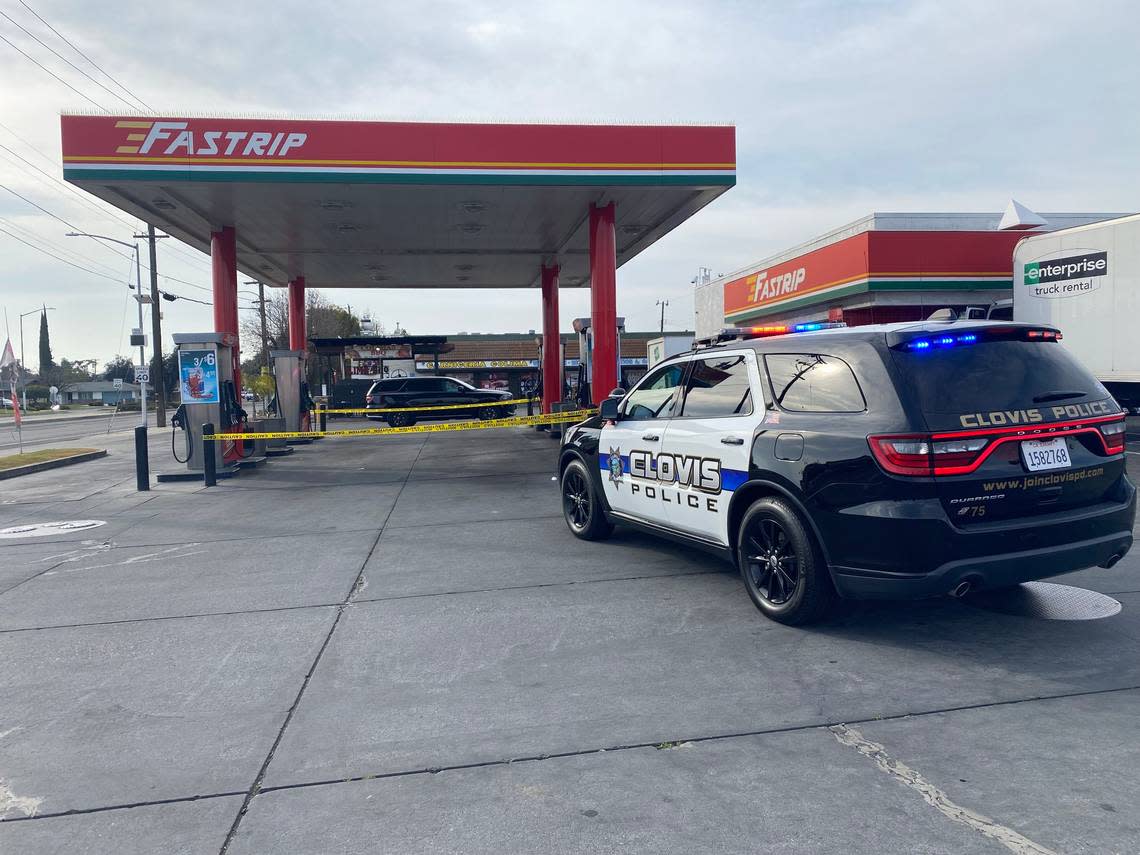 Police investigate a gas station in Fresno where a man ran from the rental truck he stole in Clovis on Tuesday, Feb. 21, 2023, according to a Clovis police spokesperson. THADDEUS MILLER/tmiller@fresnobee.com