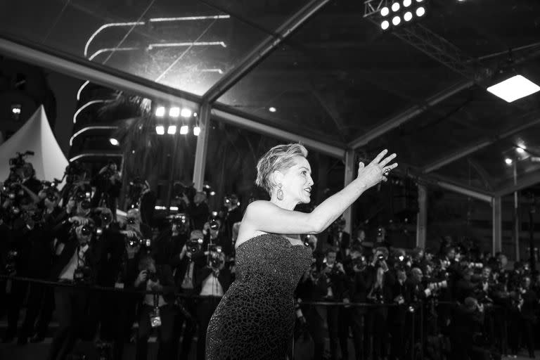 Sharon Stone posa para los fotógrafos al llegar al estreno de la película "Crimes of the Future" en el 75º Festival internacional de cine de Cannes, el lunes 23 de mayo de 2022