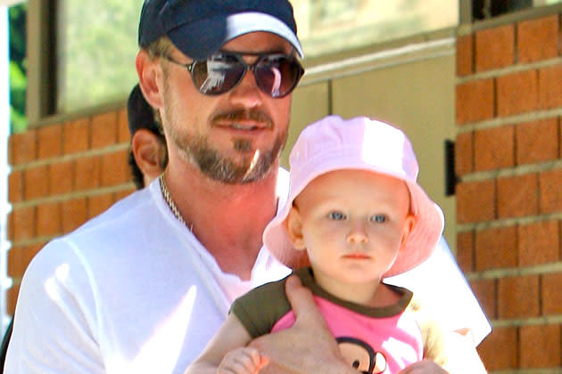 Hollywoods Vorzeige-Papa? Eric Dane trägt Töchterchen Billie Beatrice (Bild: splash news)