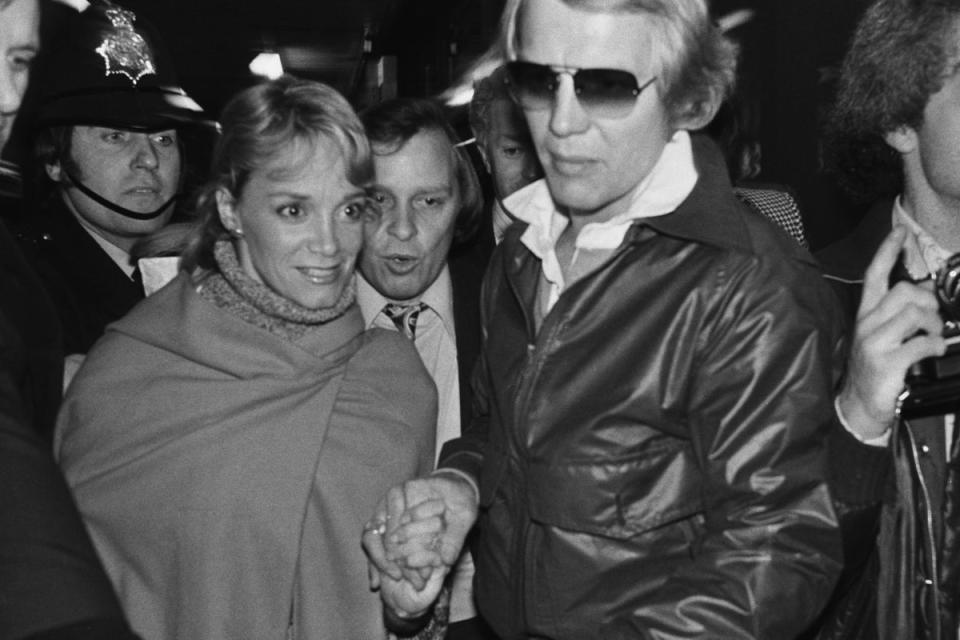 Lynne Marta with David Soul at Heathrow in 1977 (Getty Images)