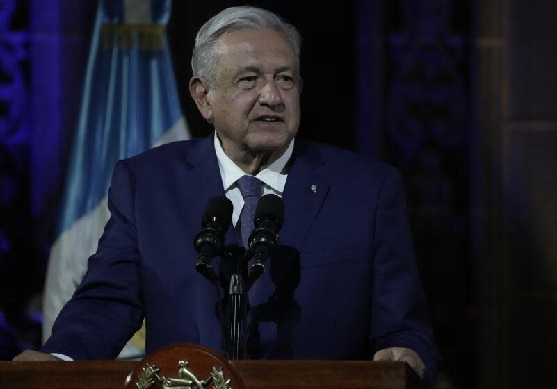 El presidente de México, Andrés Manuel López Obrador, interviene en una conferencia de prensa conjunta con su homólogo guatemalteco, Alejandro Giammattei, en el Palacio Nacional de la Ciudad de Guatemala, el 5 de mayo de 2022. (AP Foto/Moisés Castillo)