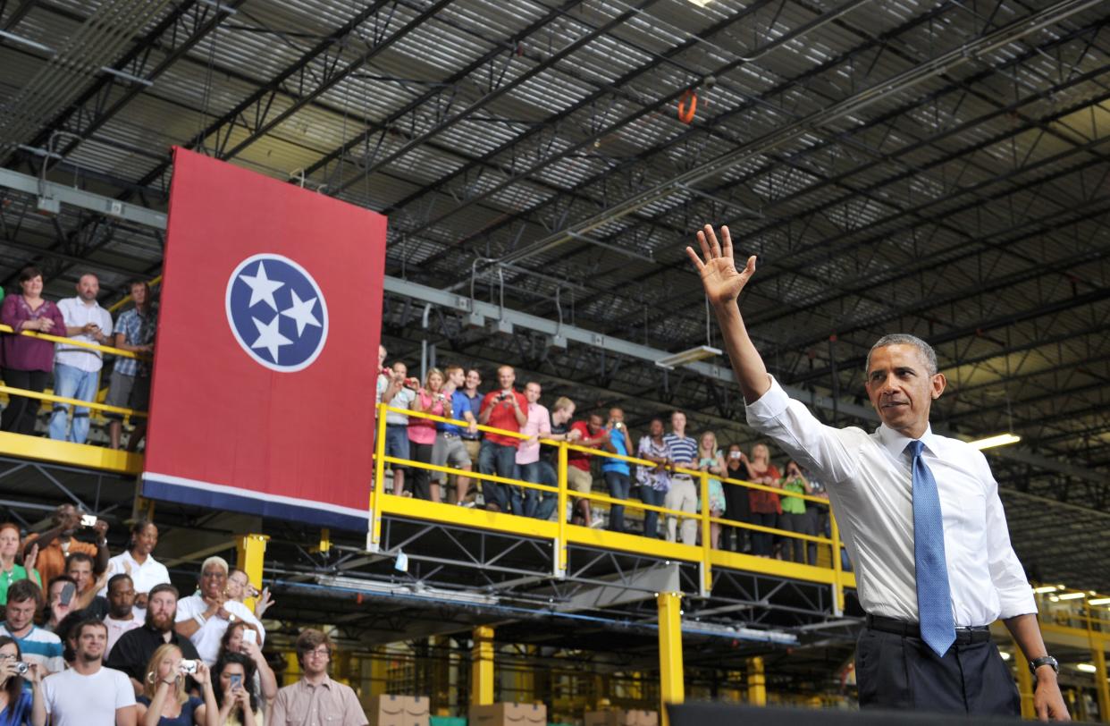 US President Barack Obama waves after speaking on job growth following a tour of an Amazon fulfillment center on July 30, 2013 in Chattanooga, Tennessee. AFP PHOTO/Mandel NGAN        (Photo credit should read MANDEL NGAN/AFP via Getty Images)