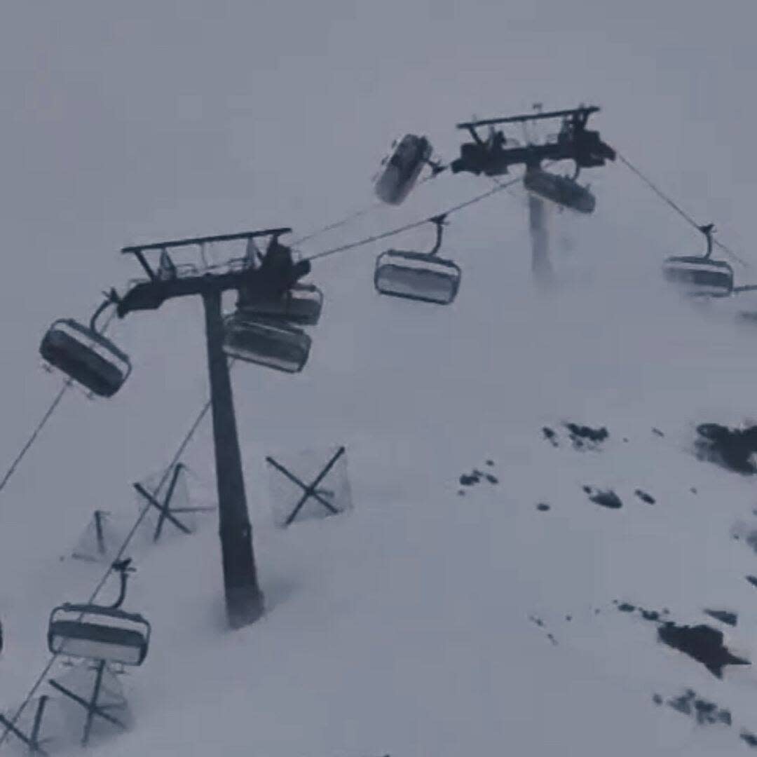 Un télésiège est balayé par des bourrasques allant jusqu’à 110 km/h dans la Vallée d’Aoste en Italie.