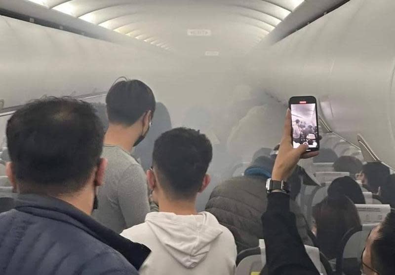 桃園飛往新加坡的酷航TR993班機在起飛前，機艙突然冒出大量濃煙。（翻攝自記者新聞網臉書粉專）