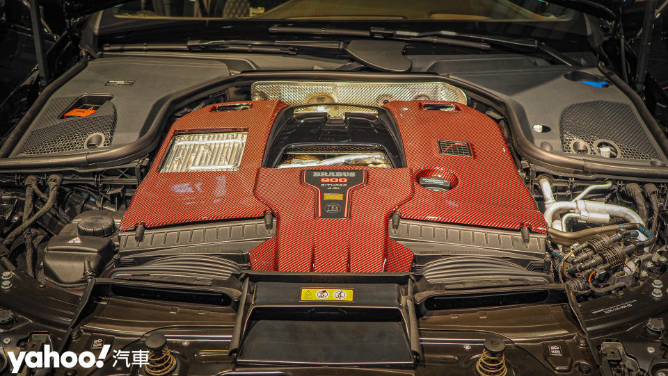 引擎上方特別以紅色碳纖維飾蓋來加以修飾，但本體的強化才是見真章。