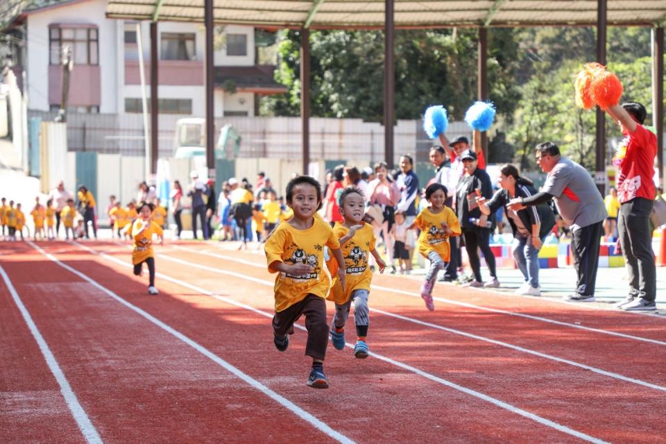 中華三華偏鄉小學運讓百人以下的迷你小學也能舉辦運動會，小朋友同場較勁。