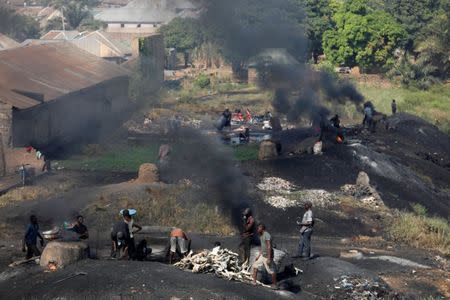 People burn cow bones on the banks of the River Benue in Makurdi, Nigeria November 29, 2018. Picture taken November 29, 2018. REUTERS/Afolabi Sotunde