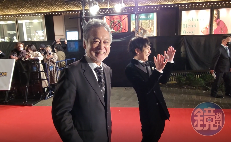瀨瀨敬久（左）導演對本刊秀中文，逗得二宮和也在一旁大笑。（王怡文攝）
