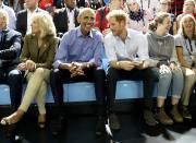 <p>Während der Invictus Games, einer paralympischen Sportveranstaltung für kriegsversehrte Soldaten, besucht Prinz Harry mit Barack Obama ein Rollstuhl-Basketballspiel in Toronto. (Bild: STAR MAX/ AP Photo) </p>