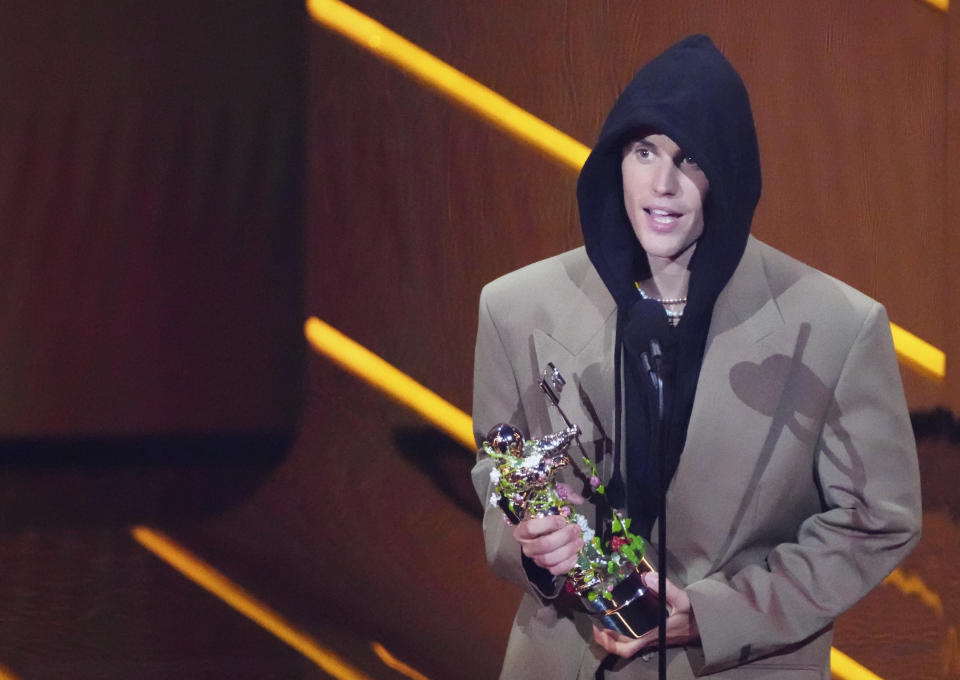 Justin Bieber recibe el premio al artista del año en la ceremonia de los Premios MTV a los Videos Musicales, el domingo 12 de septiembre de 2021 en el Barclays Center en Nueva York. (Foto por Charles Sykes/Invision/AP)