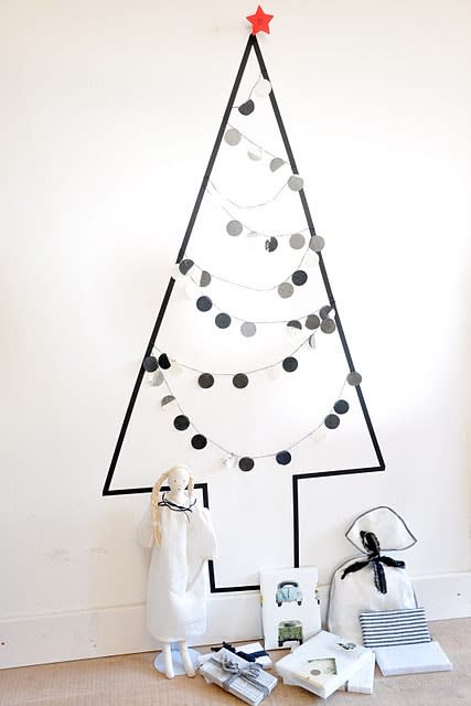 <div class="caption-credit"> Photo by: Decopeques</div><div class="caption-title">Christmas Tree</div>Make this cute little Christmas tree with washi tape! Your kids can even decorate it with garland and stickers! <br>