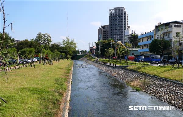 拆掉4米堤防，旱溪排水的鷺村橋至日新橋變身成親水綠地。（圖／翻攝畫面）