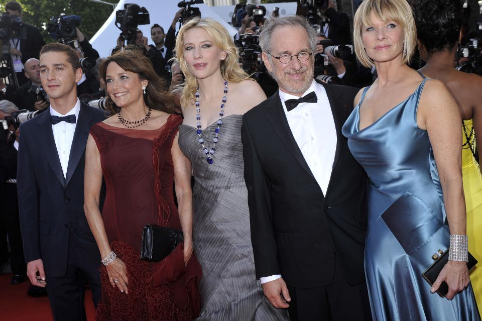 Shia LaBeouf, Cate Blanchett, Karen Allen, Steven Spielberg y Kate Capshaw en la presentación de 'Indiana Jones y el reino de la calavera de cristal' en el Festival de Cannes. (Foto de Eric Catarina/Gamma-Rapho via Getty Images)