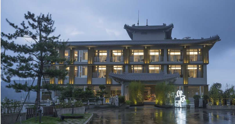 飯店保留舊有的建築結構，將外觀噴灰融入自然地景。（圖／承億文旅）