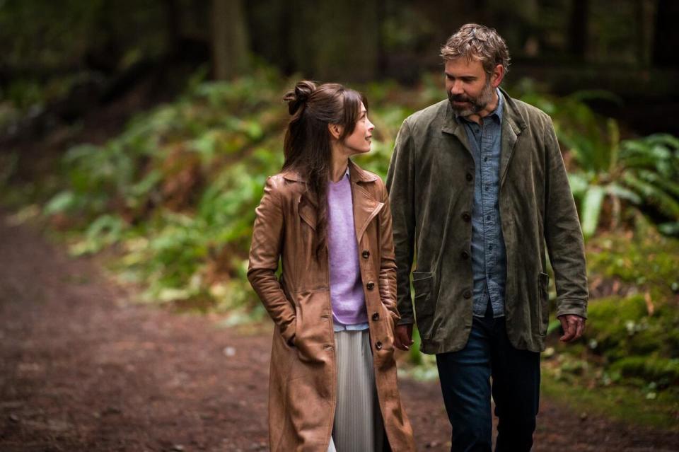 Kristin Kreuk and Rossif Sutherland star in the new Fox series Murder in a Small Town, based on the Karl Alberg novels written by Canadian author L.R. Wright.