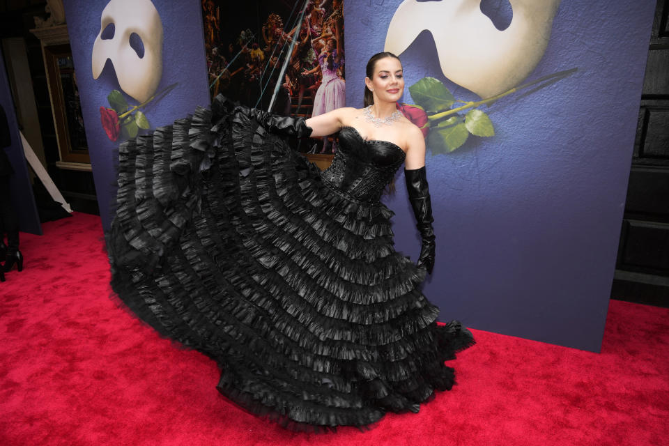 Meghan Picerno llega a la última función de "El fantasma de la ópera" en el Teatro Majestic de Broadway el 16 de abril de 2023, en Nueva York. (Foto Charles Sykes/Invision/AP)