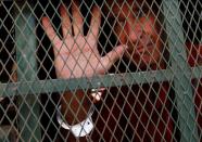 <p>Bereits im Juni wurde der australische Filmemacher James Ricketson in Kambodscha verhaftet, nun steht er in Phnom Penh vor Gericht. Er soll eine von der Opposition organisierte Kundgebung mit einer Drohne gefilmt haben. Außerdem wird ihm Spionage vorgeworfen. Ihm drohen zehn Jahre Haft. (Bild: Reuters) </p>