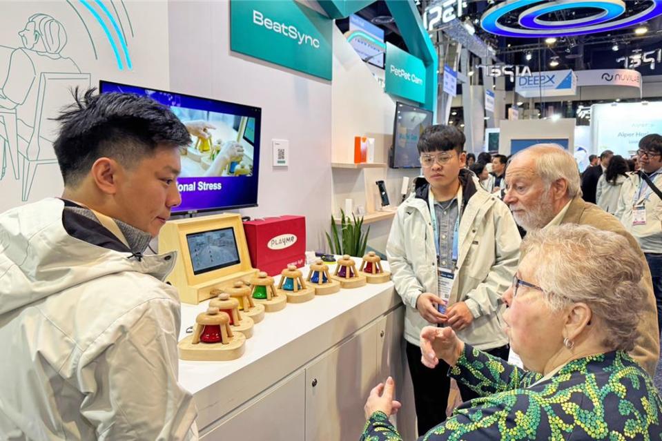 CES 2024開展首日工研院展場人氣滿滿，其中音樂同步互動訓練系統，吸引長者紛紛體驗。（工研院提供／邱立雅竹縣傳真）