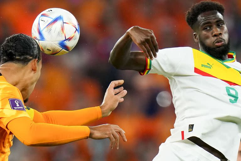 Boulaye Dia, de Senegal, a la derecha, y Virgil van Dijk, de Holanda, y una búsqueda aérea durante el partido por el Grupo A de la Copa del Mundo en el Estadio Al Thumama en Doha, Qatar, el lunes 21 de noviembre de 2022.